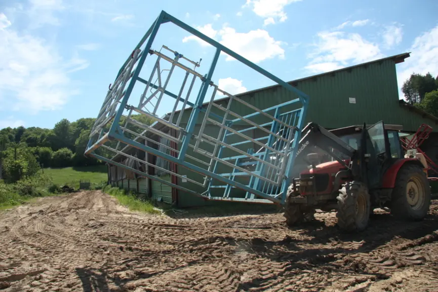 La cage mesure 3 m sur 3 m et 2 m de haut. Elle pèse environ 600 kg et a coûté 2800 € HT pour 40 heures de fabrication. « Le montage de la cage a été