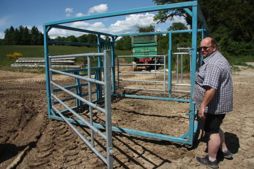 La cage comporte un cornadis. Des barres sous le cornadis et l’attache du tracteur ont été ajoutées pour éviter qu’un veau ne se glisse dessous et ne