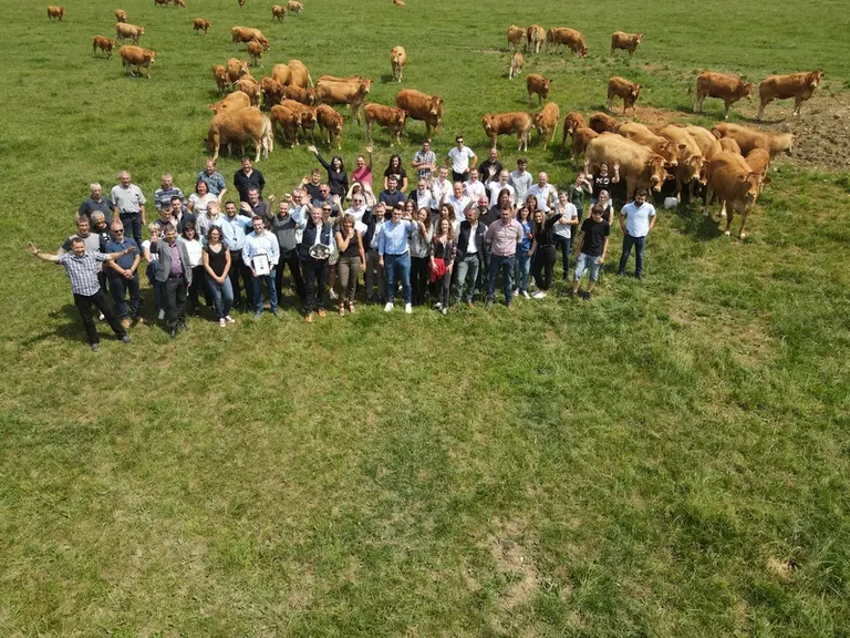 La signature de la renouvellement du contrat pour la 5° année consécutive a été organisée Chez Martial et Benoit Oster, deux frères en Gaec, éleveurs