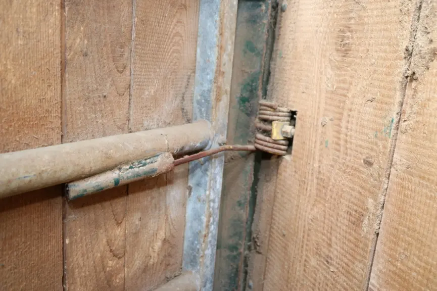 5 et 5 bis La porte latérale du couloir est maintenue ouverte par un système de ressort qui n’est ni plus ni moins qu’une dent de pirouette et elle se