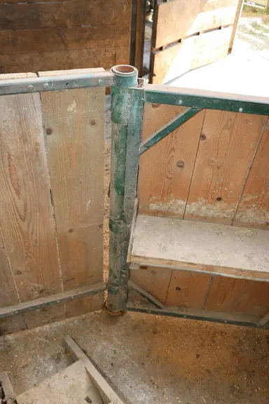 6 L’axe autour duquel pivote la porte dans le demi-cercle est l’une des pièces maîtresses de l’installation. Compte tenu du poids conséquent de la por