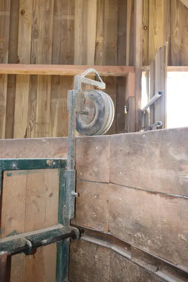 7 Et 7 bis La porte est très lourde mais facile à pousser. Initialement une petite roue fixée en haut et à droite de la porte visait à faire reposer u