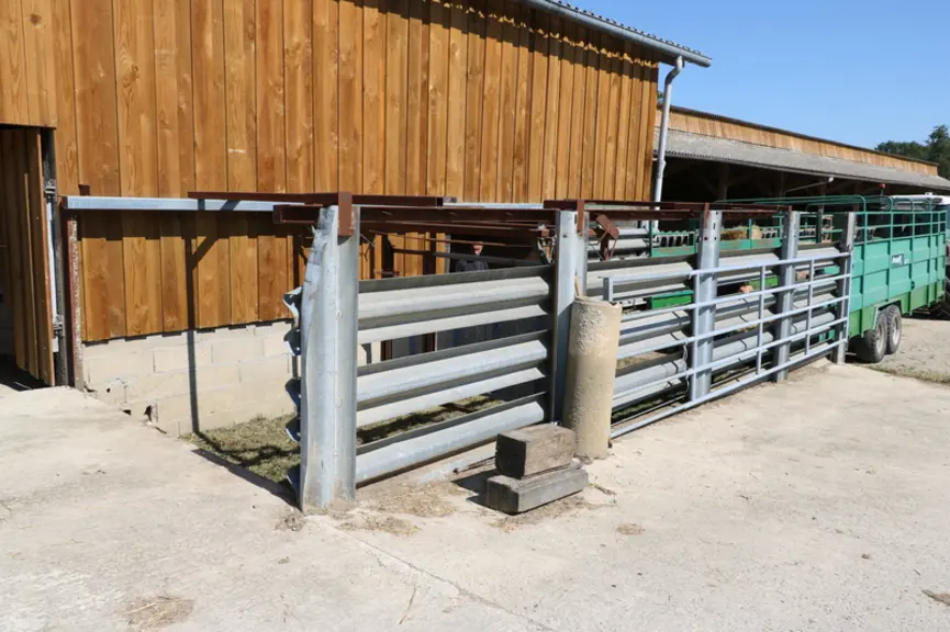 Quai 2  Il rentre sans problèmes jusqu’à 10 babys de plus de 700 kg dans le couloir précédant le quai de chargement lequel a été réalisé en métal puis
