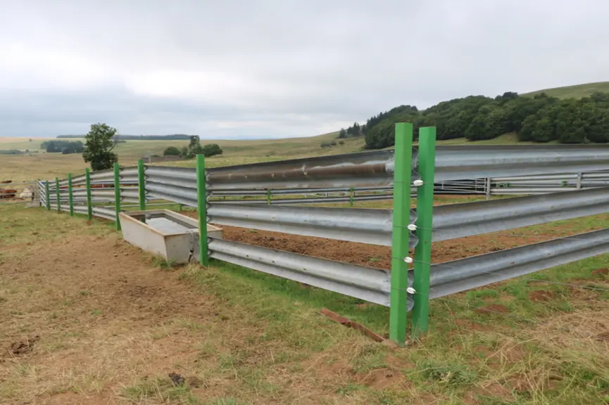 Le parc de contention est entièrement construit à partir de composants métalliques et les petites parcelles dans lesquelles sont rassemblés les lots a