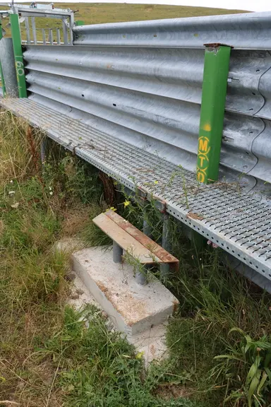 Un petit escalier permet de monter aisément sur le marchepied, lequel ne glisse absolument pas compte tenu de la grille métallique retenue mais ne com