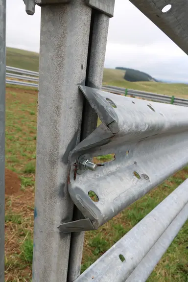Toutes les arêtes des glissières ont été retournées pour éviter qu’elles ne se transforment en emporte-pièces quand les bovins les serrent d’un peu tr