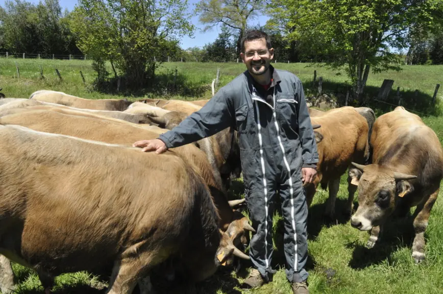 Maxime Pègues avec les bourrets d’herbe fraîchement mis à l'herbe en début de printemps. Le but, à terme, est de diviser les ventes en trois tiers : b