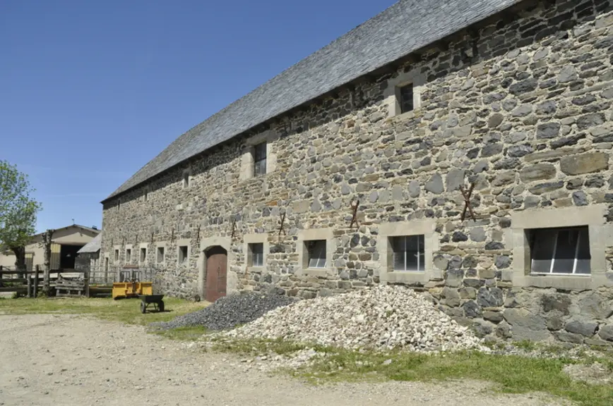 Le bâtiment ancien permet de loger 40 vaches et 93 animaux jeunes. En prolongement, un bâtiment entravé plus récent avec 52 vaches.