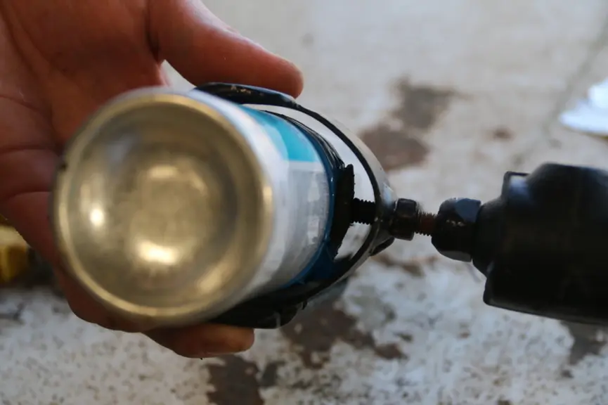 Une canne pour vaporiser les sprays sur les pieds des bovins à distance