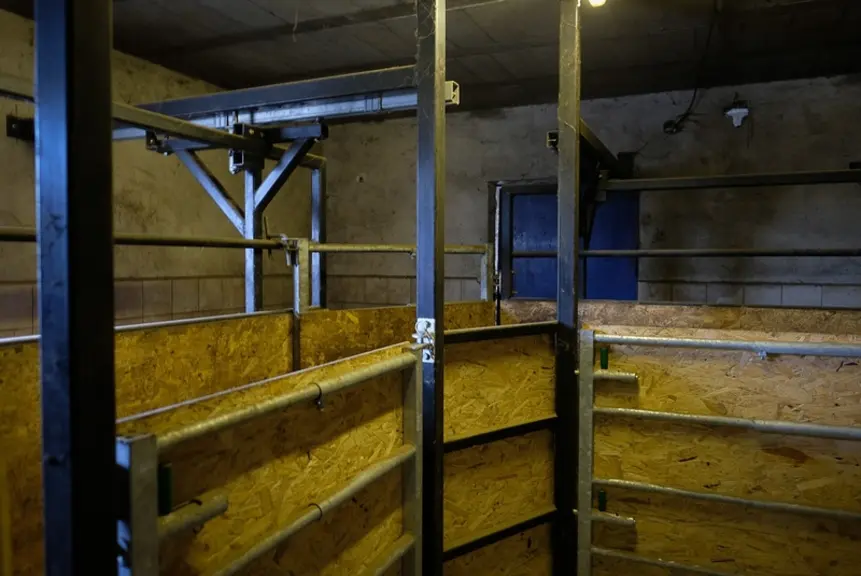 Une partie des côtés du couloir est elle aussi coulissant et permet de réduire sa largeur de 75 à 45 centimètres suivant le même système que celui de