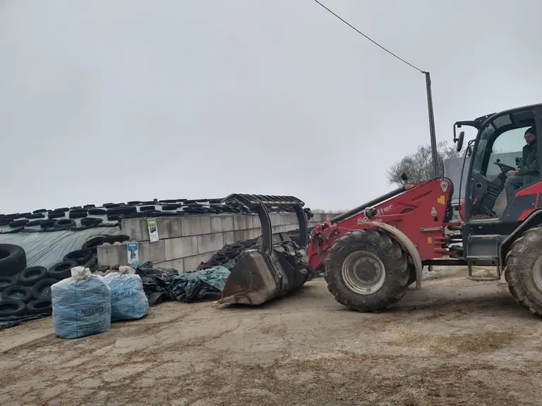 Jean-Paul Toueille, éleveur laitier à Ombrée d’Anjou dans le Maine-et-Loire apporte les plastiques usagés au point de collecte chez Pelé Agri Conseil.