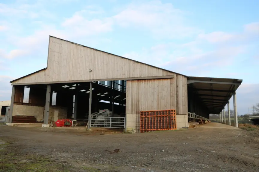 De gauche à droite, le couloir d’alimentation « nord » commun à la stabulation des vaches suitées, l’extrémité de la rangée « nord » des cases d’engra