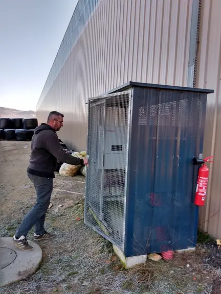 L’armoire abritant les onduleurs se situe à l’arrière du bâtiment.