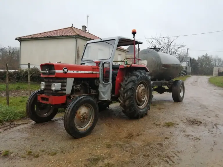 L’abreuvement représente une tâche quotidienne importante, avec le transport de 3000 à 7000 litres d’eau par jour, selon les saisons. Seul un îlot de