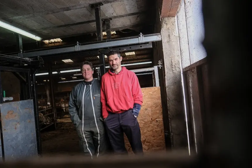 Avec un troupeau d’une centaine de mères pour une production de veaux gras lourds sur deux exploitations distantes de 25 kilomètres, Sylvie Delpoux et Pascal Rouquier ont parfois besoin de travailler seul dans leur bâtiment principal à Saint-Cirgue. La mezzanine et la fabrique d’aliments leur font gagner environ trois quart d’heure par jour.