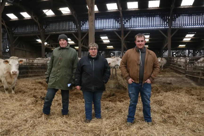 Angeline, Thierry et Martin Radiguet. « On n’envisageait pas de passer l’exploitation en agriculture biologique sans finir nos animaux. La bascule est