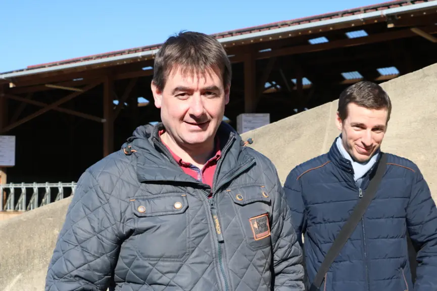 Julien Renon et Jérémy Douhay, respectivement de la ferme expérimentale et de l'Institut de l'élevage. "Quelle que soit la variété utilisée, les crois