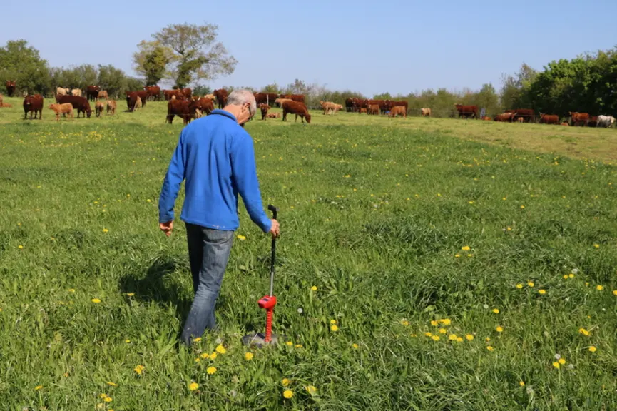 L’herbomètre continue à être régulièrement utilisé pour mesurer les hauteurs d’herbe, l’accroissement des volumes et le stock d’herbe sur pied disponi