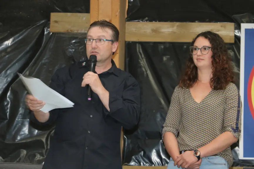 Audrey Deprugney, du Gaec du Moutiers. "Nous avons décidé d’allonger la période de pâturage qui va dans le sens d’une réduction de la quantité de fumier produite et réduit la quantité de carburant nécessaire pour l’épandre."