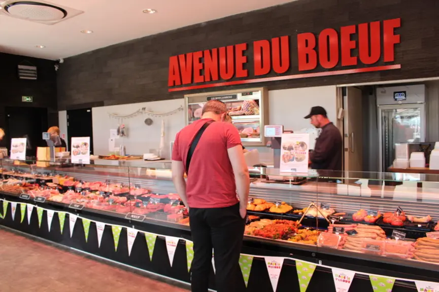 Chez Outrebon, une boucherie est adossée à la cheville.