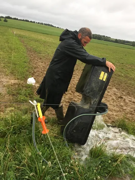 Le bac est facile à vider puis à déplacer avant de le rebrancher quelques mètres plus loin une fois le lot changé de paddock.