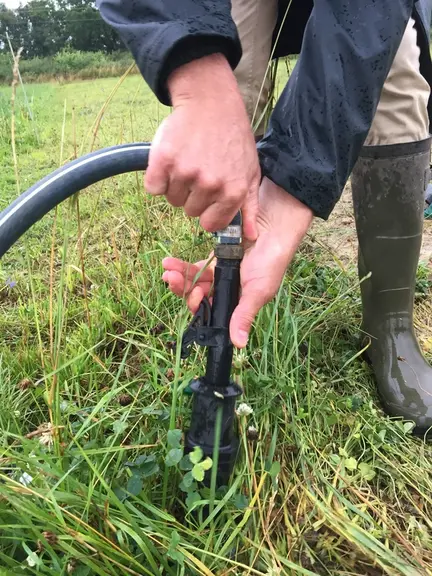 La prise en « push pull » est facile à brancher mais à manier quand même avec précaution comme tout petit objet en plastique.