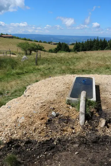 Les deux bacs sont à niveau constants et le trop plein repart vers le ruisseau via des tuyaux enterrés.