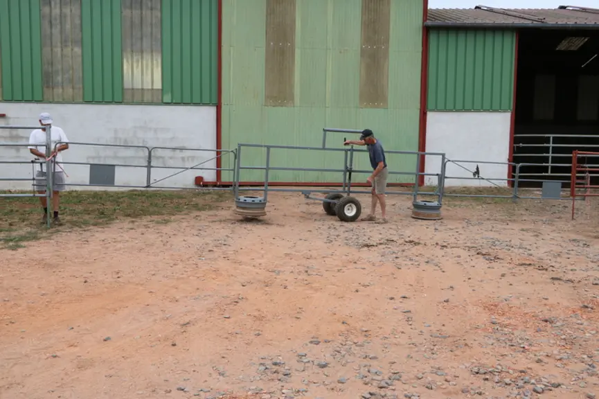 « On voulait un système de barrière qui nous aide à canaliser des lots de bétail entre des bâtiments. Mais on voulait aussi quelque chose de mobile et