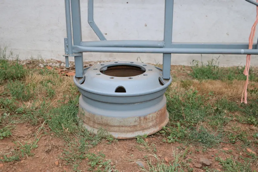 Les deux jantes de poids lourds fixées aux deux extrémités de la barrière centrale permettent à cette dernière d’avoir une solide assise une fois qu’e