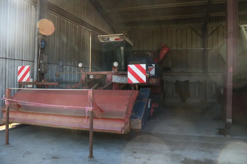 Les éleveurs de l’EARL des Cèdres utilisent une arracheuse automotrice simple pour la récolte de la betterave.
