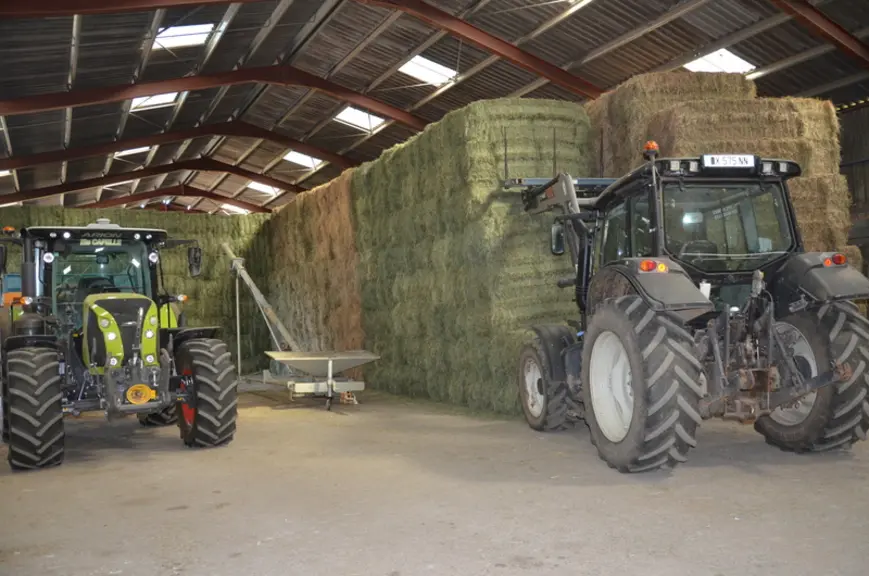 Les stocks fourragers sont pour un peu plus de la moitié composés de foin. Le reste étant composé d'ensilage d'herbe et d'un peu d'enrubannage.