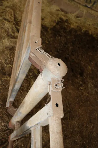 En soudant à l’oblique les charnières positionnées sur ce poteau métallique, il est possible de faire tourner la barrière de zéro à 270 °, ce qui est