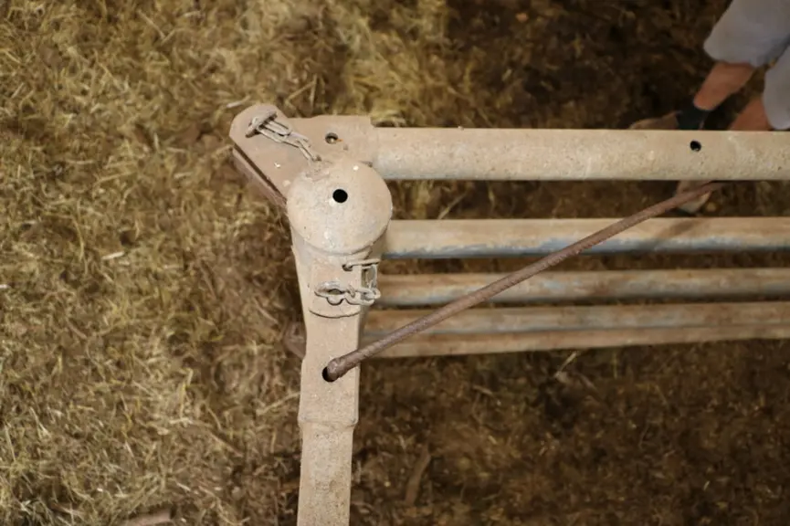 En soudant à l’oblique les charnières positionnées sur ce poteau métallique, il est possible de faire tourner la barrière de zéro à 270 °, ce qui est
