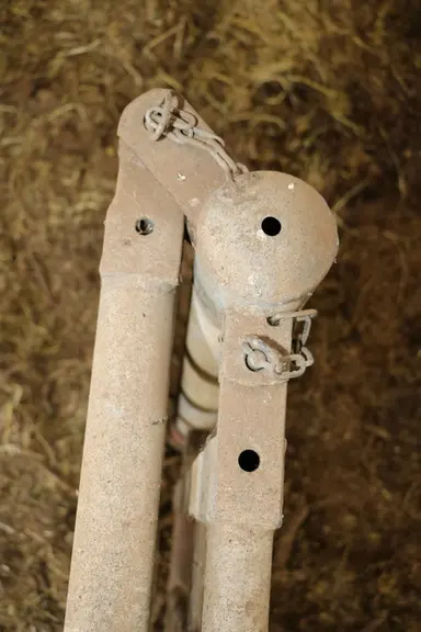 En soudant à l’oblique les charnières positionnées sur ce poteau métallique, il est possible de faire tourner la barrière de zéro à 270 °, ce qui est
