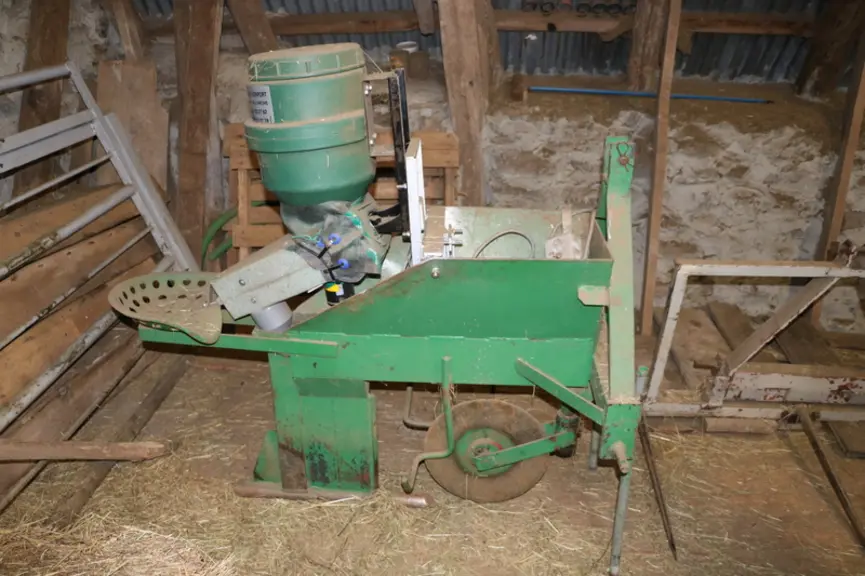 Un semoir électrique a été raccordé à l'ancienne charrue à carottes pour l'enfouissement des appâts à base de phosphore de zinc. Le disque fend les mo