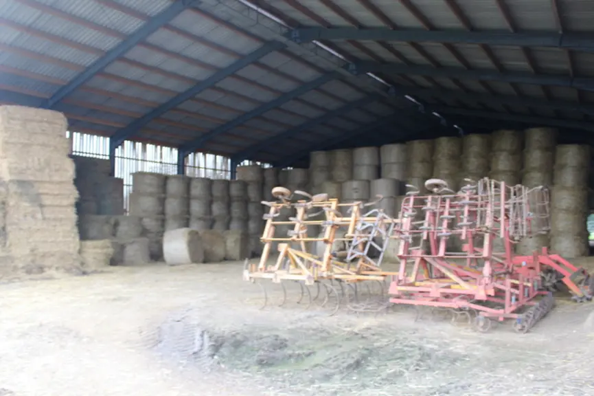 Le Gaec produit la moitié de la paille dont il a besoin. Le reste est obtenu via des échanges paille fumier "de plus en plus compliqués à organiser".
