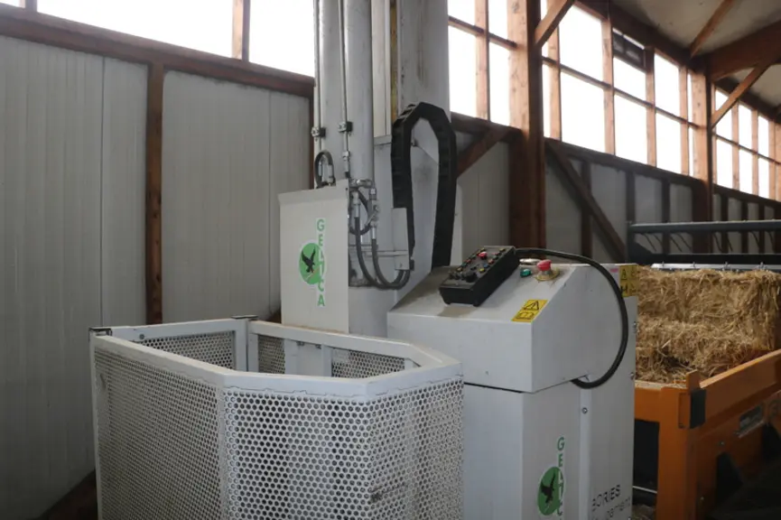 Le caisson muni d'une télécommande permet de contrôler toutes les fonctions de la machine (rotation sur 360°, avancement à plusieurs vitesses, déroule