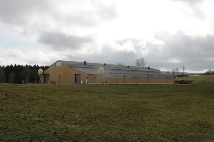 Le projet de construction du bâtiment a été initié dans le cadre de l'installation de Valentin, avec accroissement du cheptel de 90 à 125 mères de rac