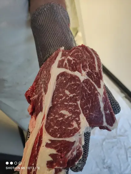Découpe de viande angus. La viande est affinée au minimum trois semaines pour garantir goût et tendreté à la dégustation.