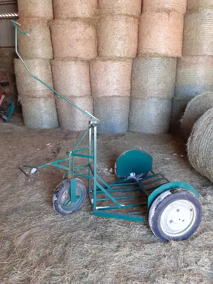 « J’ai fabriqué un chariot qui charge et décharge facilement une botte ronde »