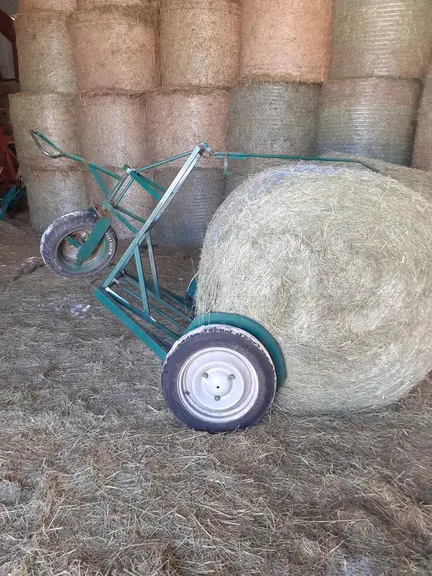 « J’ai fabriqué un chariot qui charge et décharge facilement une botte ronde »