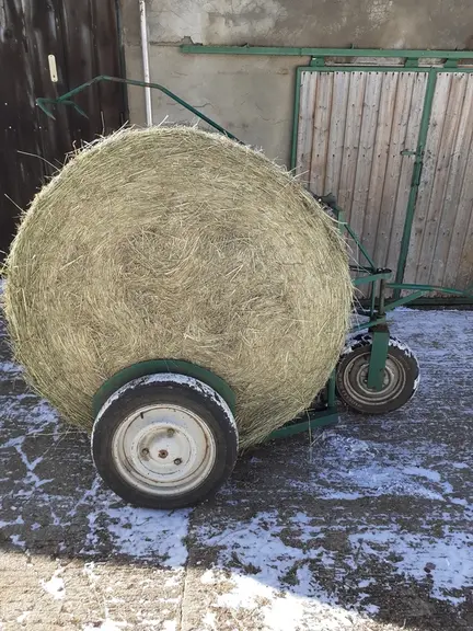 « J’ai fabriqué un chariot qui charge et décharge facilement une botte ronde »