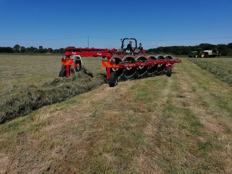 L'andaineur soleil donne accès à de gros débits de chantier avec un petit tracteur.