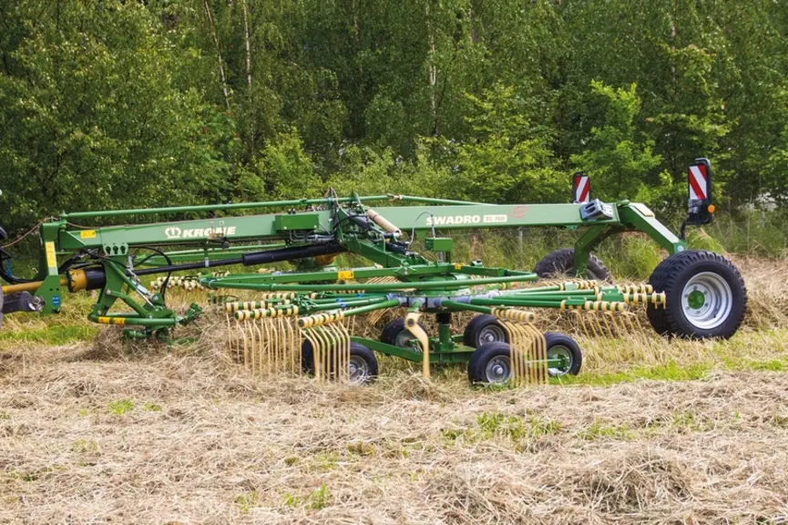 Le mini-rotor situé à l’avant de l’andaineur Krone TC 760 soulève la matière non travaillée par les deux rotors principaux.
