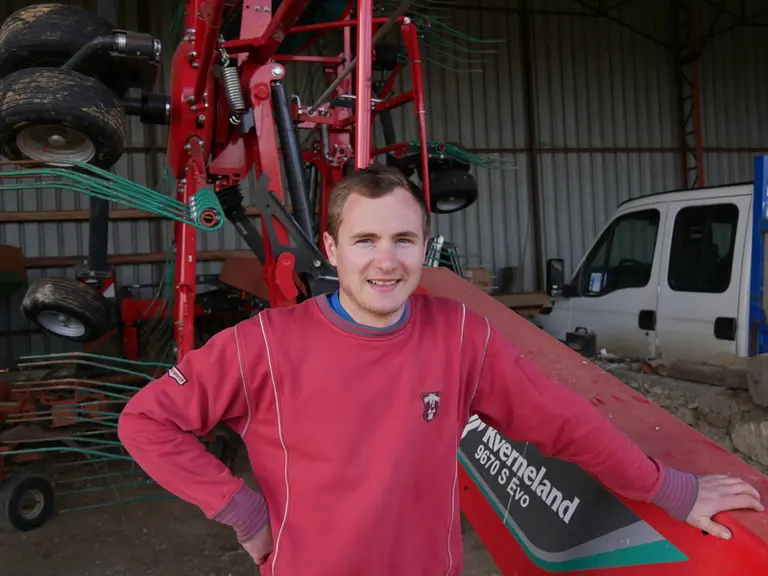 Avec son andaineur à double rotor et dépose latérale, Joseph Dumez est plus sûr de récolter son fourrage dans de bonnes conditions lorsque le temps es