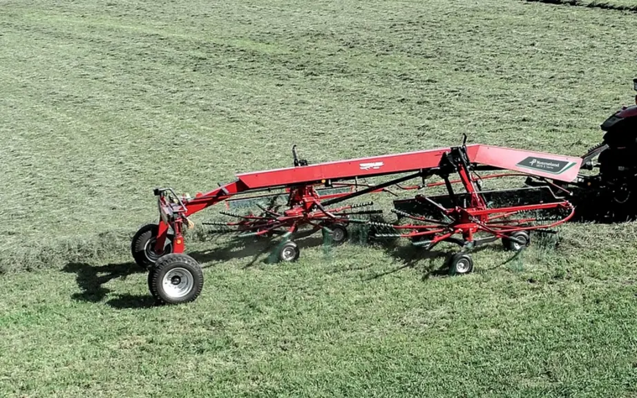 L’andaineur Kverneland 9670 S Evo présente une largeur de travail non réglable de 6,65 mètres.