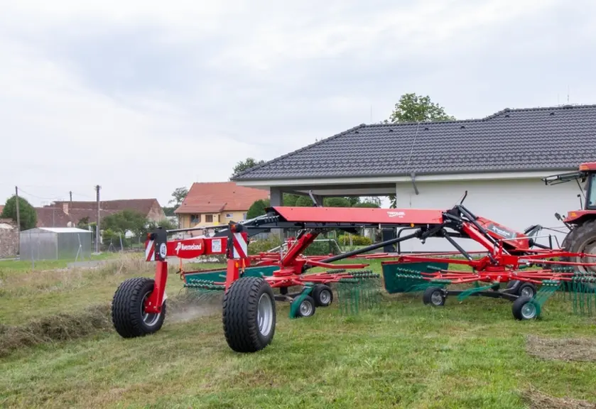 L’essieu directeur arrière de l’andaineur Kverneland 9670 S Evo permet de bien ramasser dans les angles des parcelles.