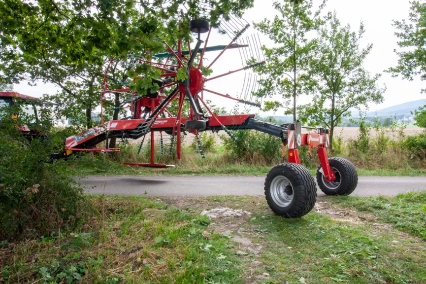 En sortie de champ, comme l'essieu arrière de l'andaineur est directeur, il ne faut pas prendre trop large, afin que ses roues ne tombent pas dans le