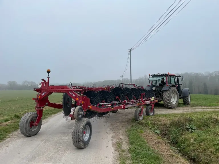 Mesurant au transport 2,50 mètres de large et 10,5 mètres de long, l’andaineur Sitrex dispose de six roues restant constamment au sol et bénéficie d’u
