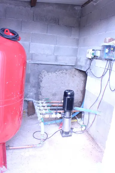 L’eau remonte dans les bâtiments grâce à une pompe électrique.